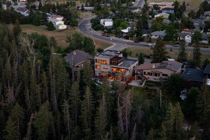 Property Photo:  3508 Spruce Drive SW  AB T3C 3A6 