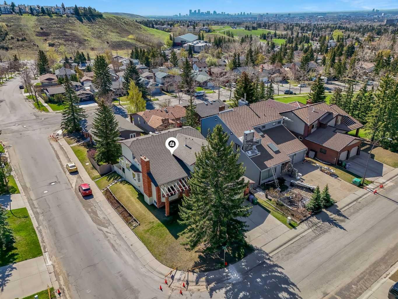 Property Photo: 4 Edgehill Crescent NW AB T3A 2X6