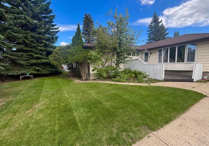 Property Photo:  9827 105 Avenue  AB T8V 1G7 