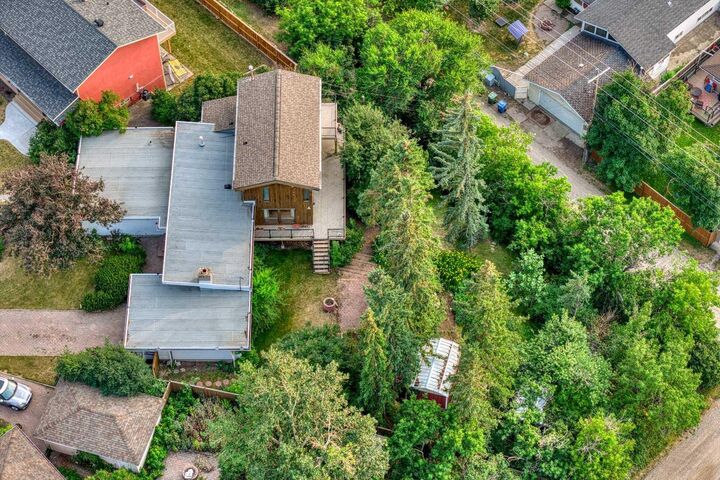 Property Photo: 15 Glenview Drive SW AB T3E 4H4