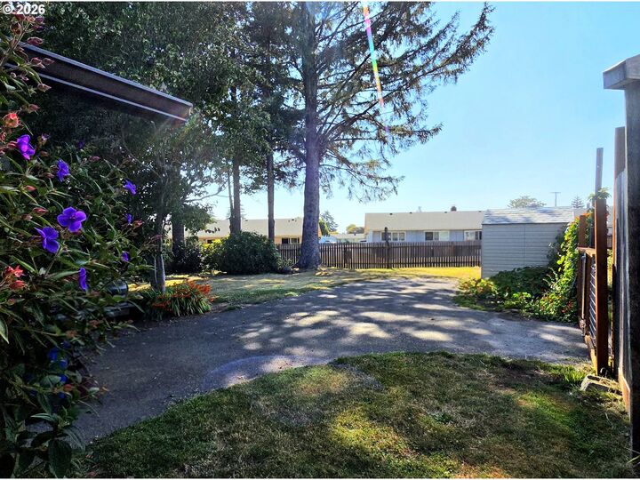 Property Photo:  417 Railroad St  OR 97415 