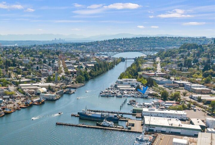 Property Photo: 624 W Ewing Street WA 98119