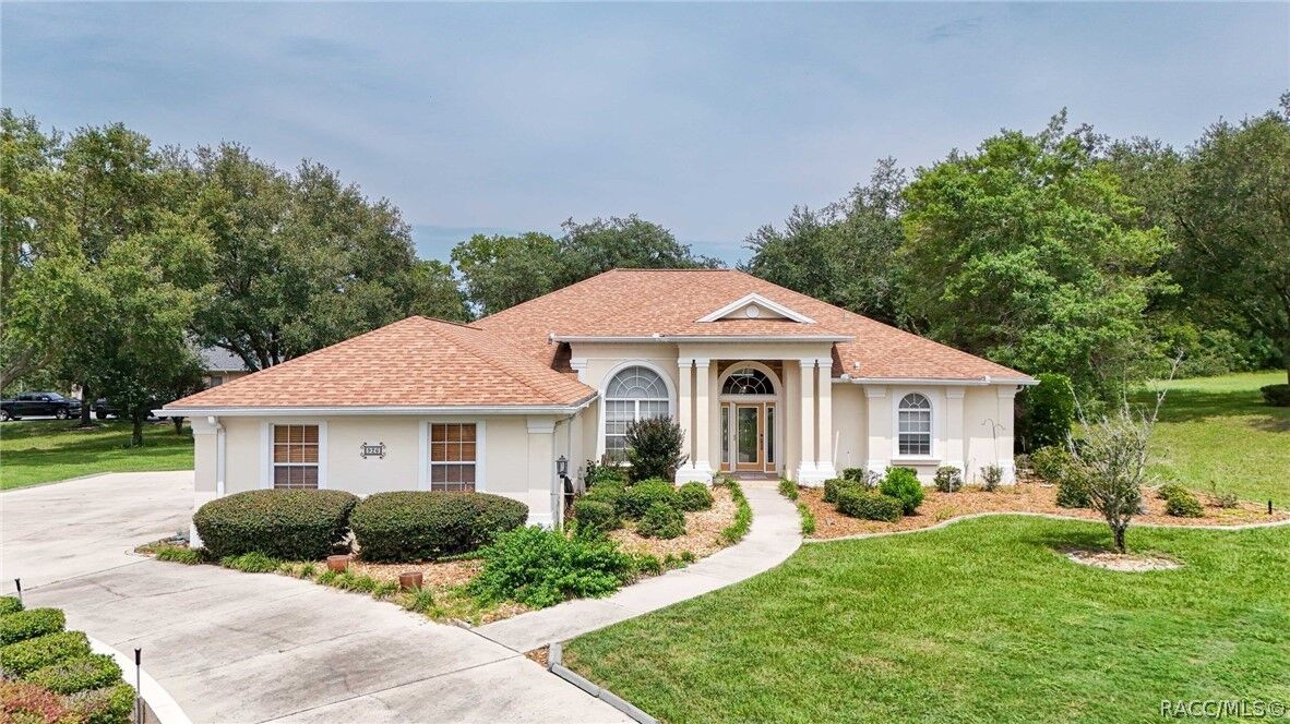 Property Photo: 926 E Triple Crown Loop FL 34442
