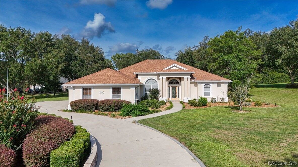 Property Photo:  926 E Triple Crown Loop  FL 34442 