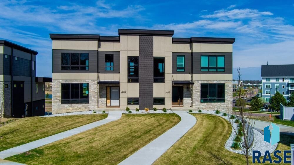Property Photo:  2716 S Oriya Pl  SD 57106 