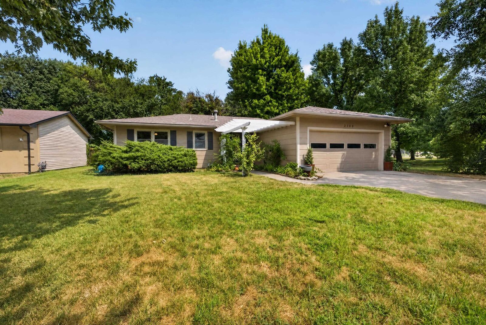 Property Photo: 2100 N Ridgewood Dr KS 67208