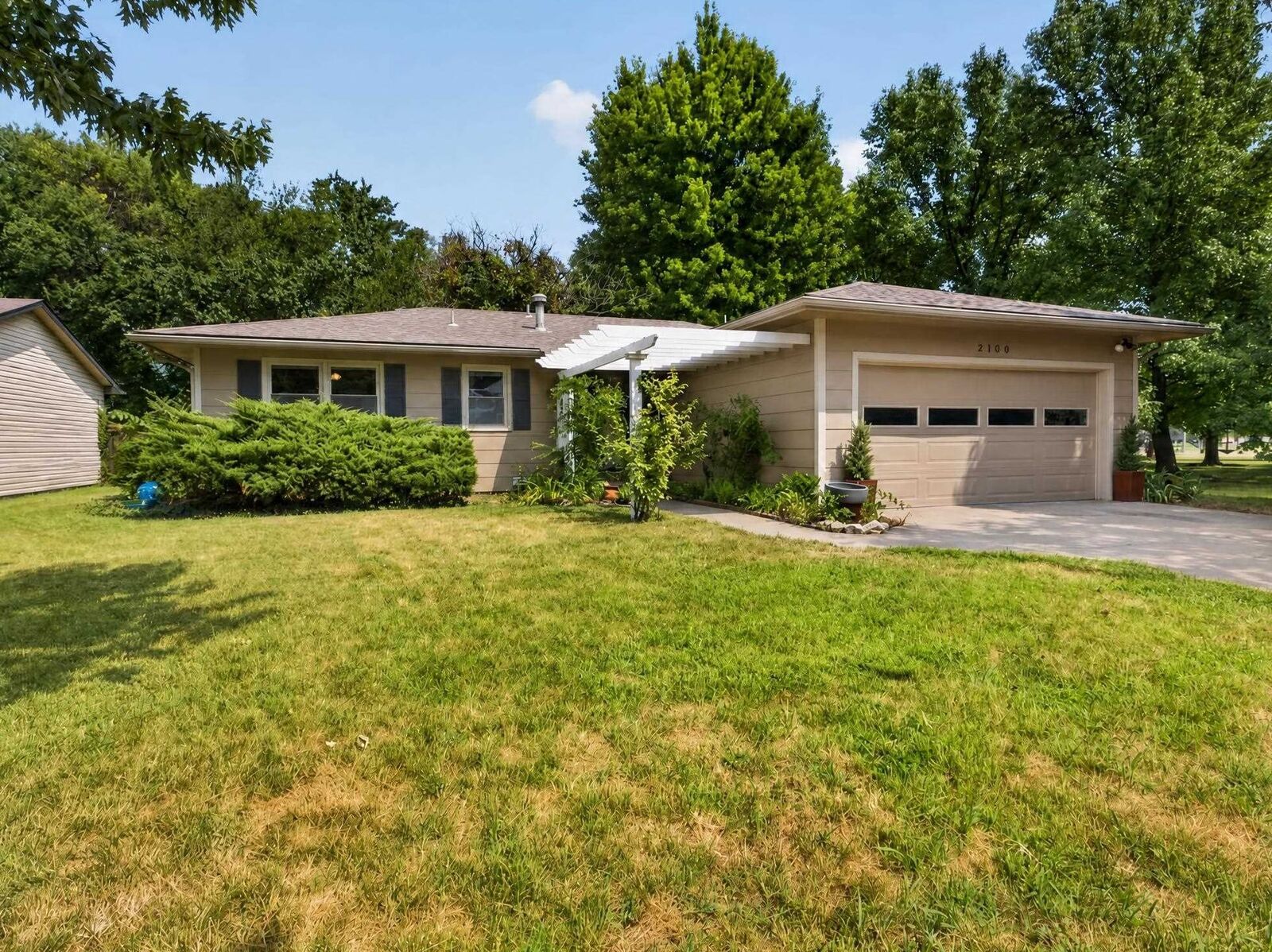 Photo de la propriété: 2100 N Ridgewood Dr KS 67208