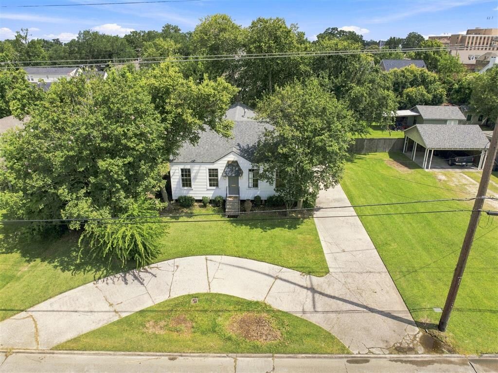 Property Photo: 616 W Sallier Street W LA 70601