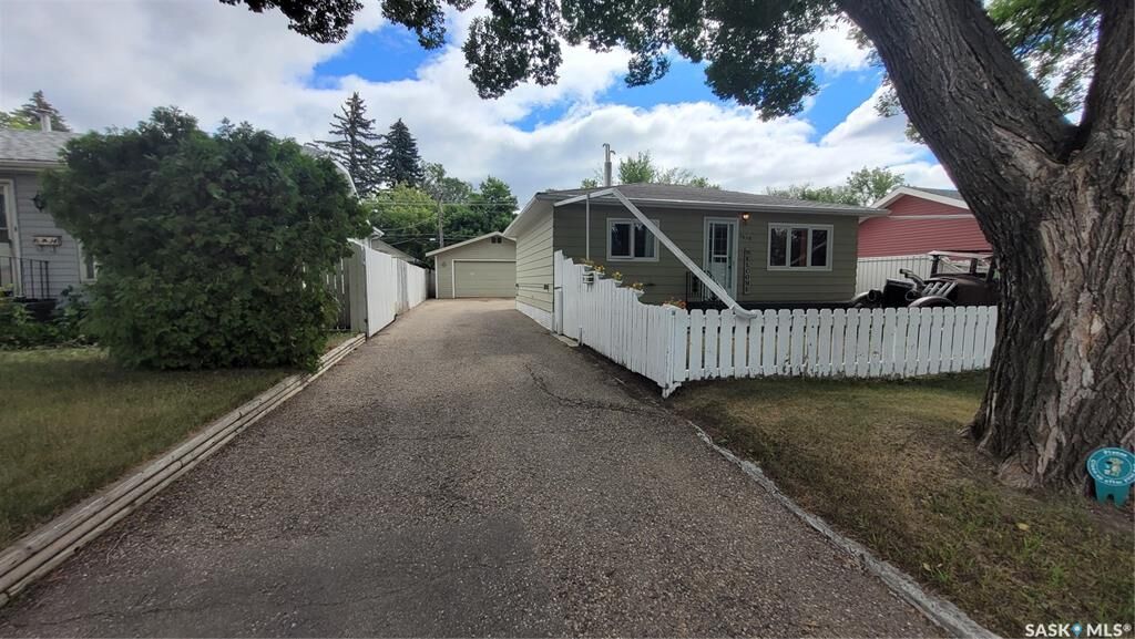 Property Photo: 1610 2nd Avenue N SK S7K 3N2