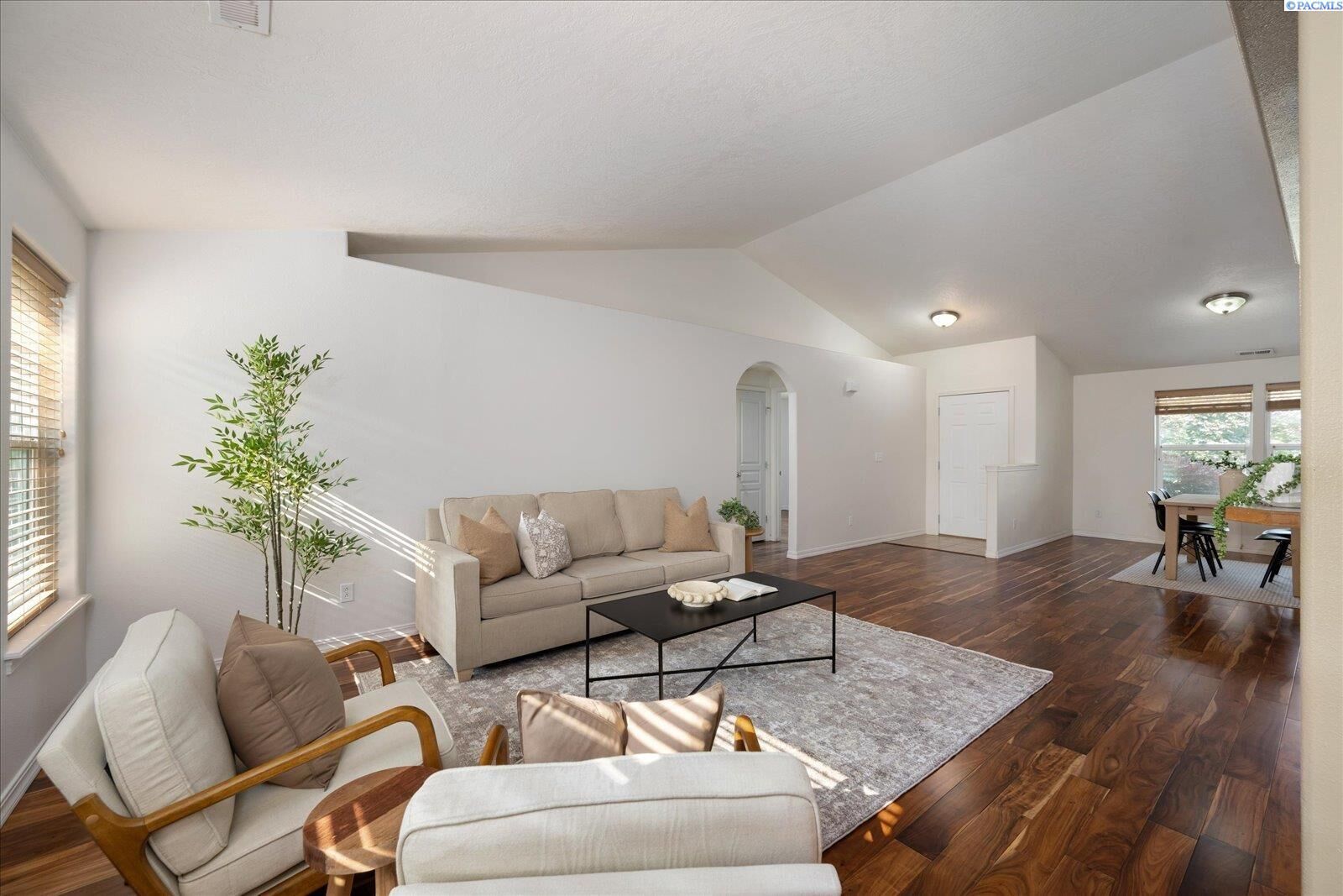 Property Photo: 3001 S Highlands Blvd WA 99353