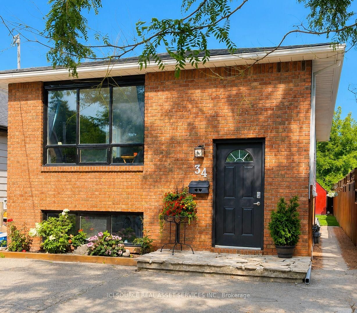 Property Photo: 34 Grantham Avenue ON L2P 3B4