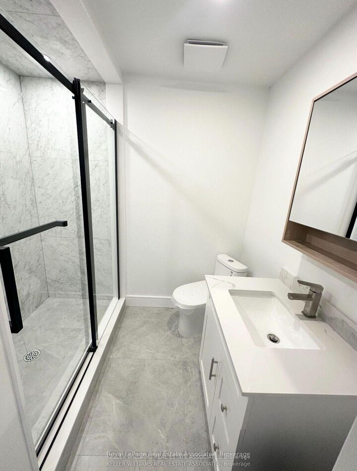 Property Photo: 237 Lakeshore Road E 4 ON L5G 1G8