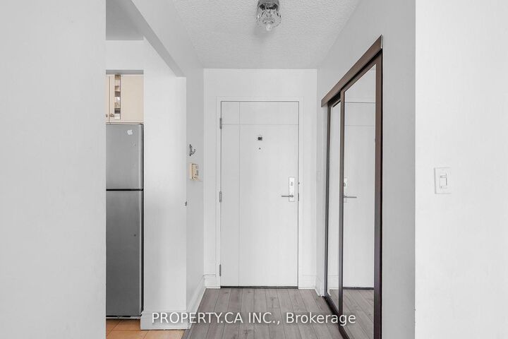 2267 Lake Shore Boulevard W 526 — photo 1