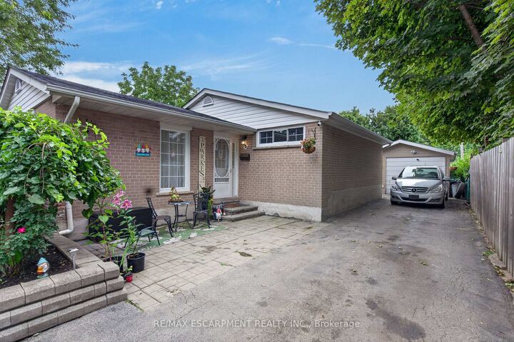 Property Photo: 3 Cumbrian Court ON L6X 2J7
