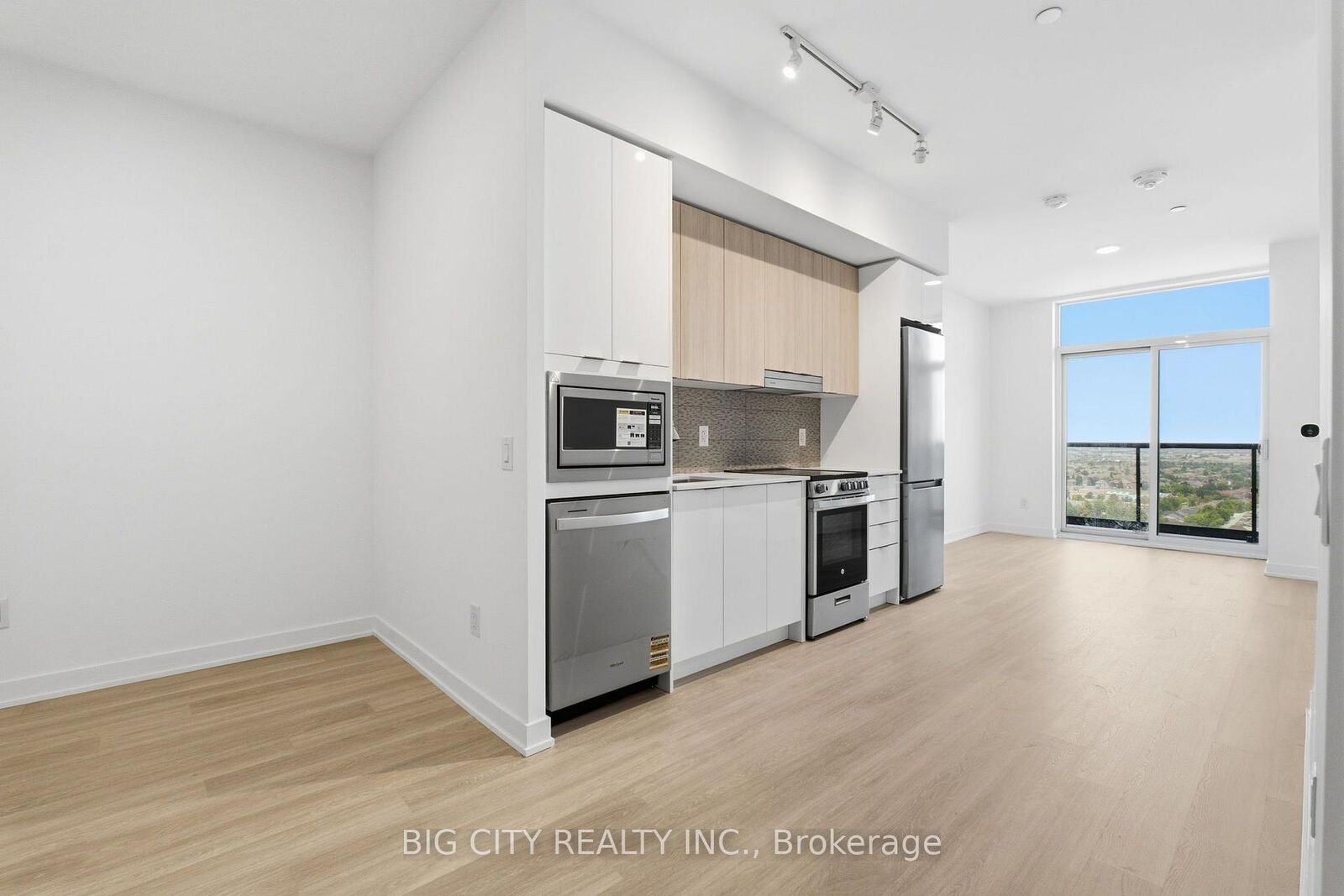 Property Photo: 5105 Hurontario Street 1601 ON L4Z 0C9