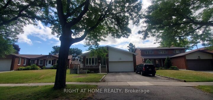 Property Photo: 2406 Poplar Crescent ON L5J 4H3