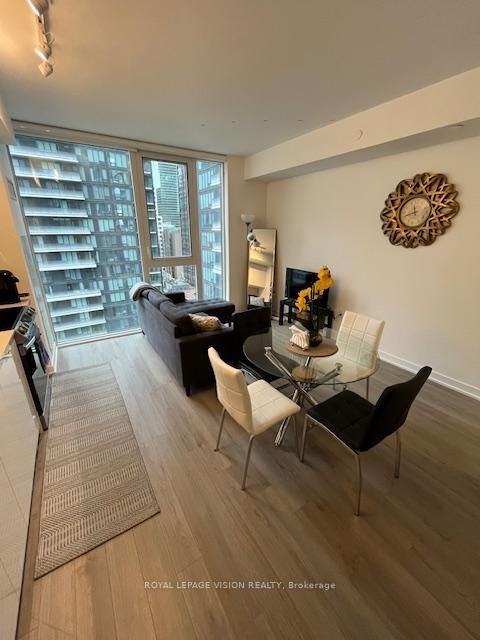 Photo de la propriété: 357 King Street W 1804 ON M5V 1K1