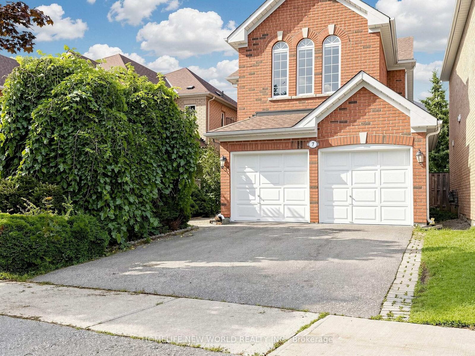 Property Photo: 7 Monaco Crescent ON L4S 1V1