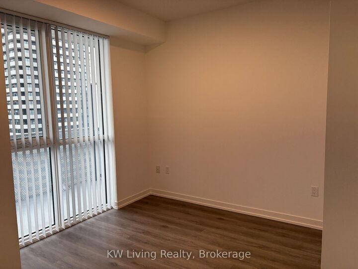 Property Photo:  28 Interchange Way 3916  ON L4K 5Z7 