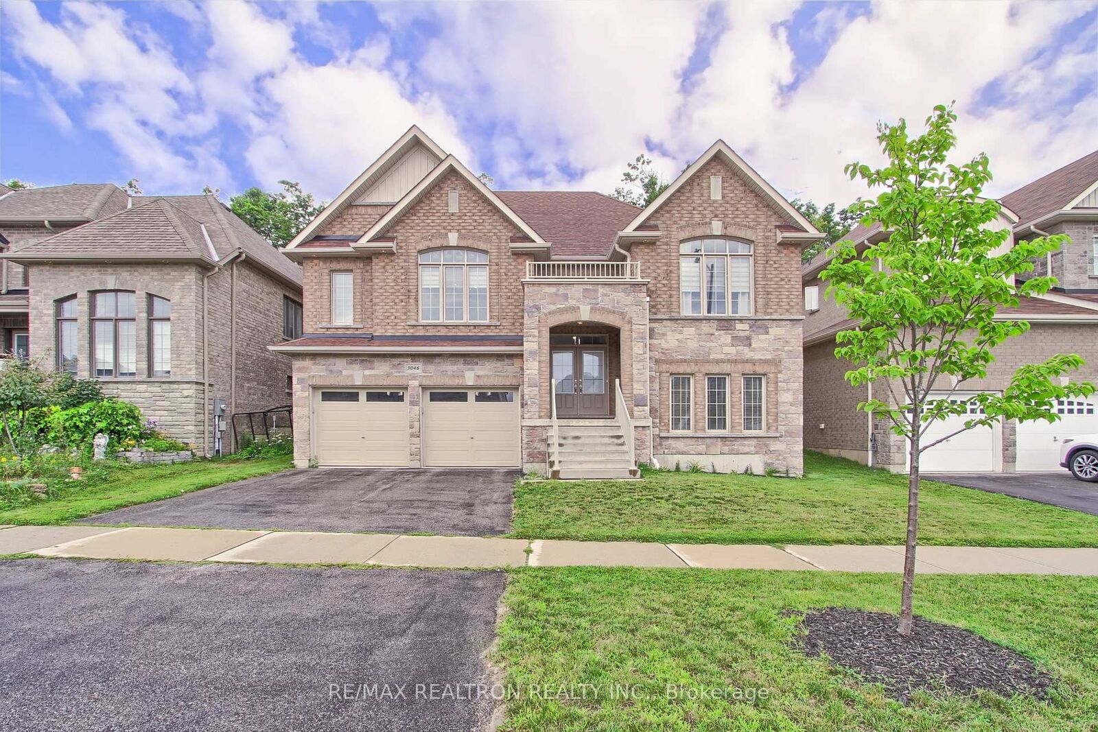 Property Photo: 3046 Monarch Drive ON L3V 8K3