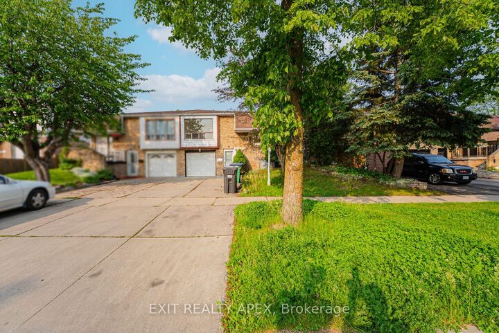 Property Photo:  122 Centre Street N  ON L6V 2Z3 