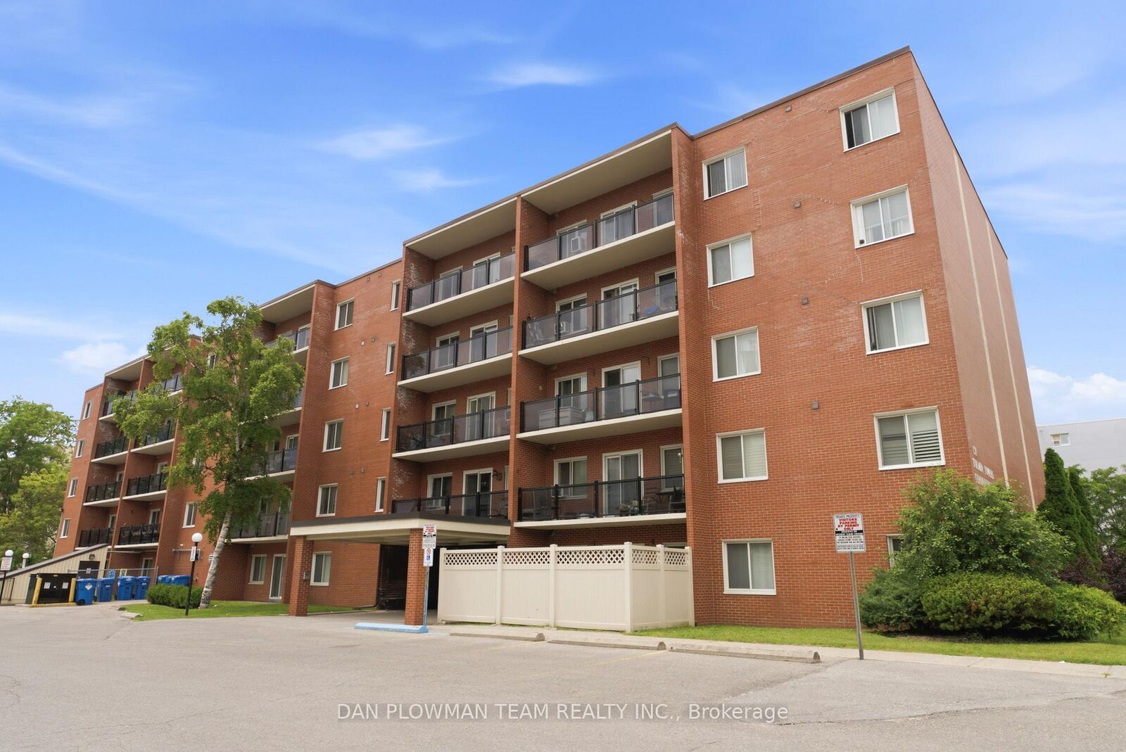 Photo de la propriété:  131 Taunton Road E 204  ON L1G 3T8 