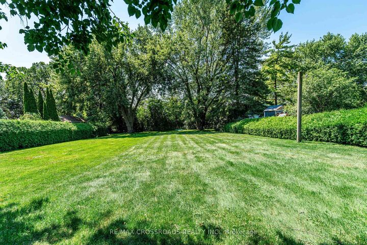 166 Elizabeth Crescent N — photo 1