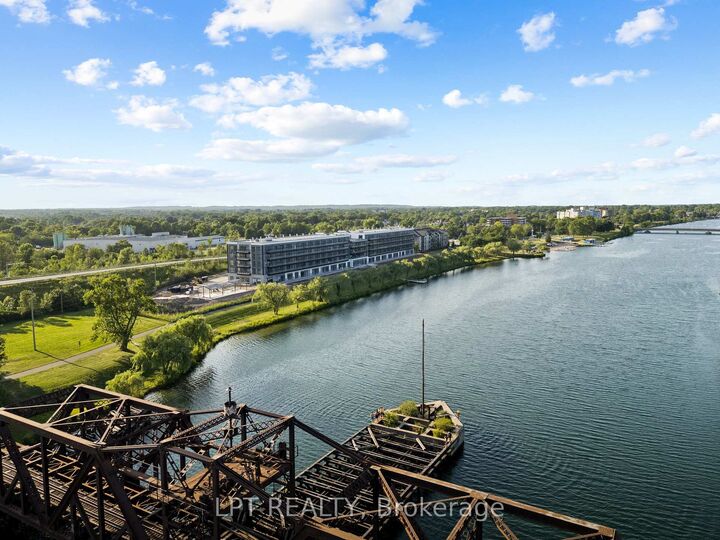 Photo de la propriété:  350 Prince Charles Drive S 122  ON L3C 7B3 
