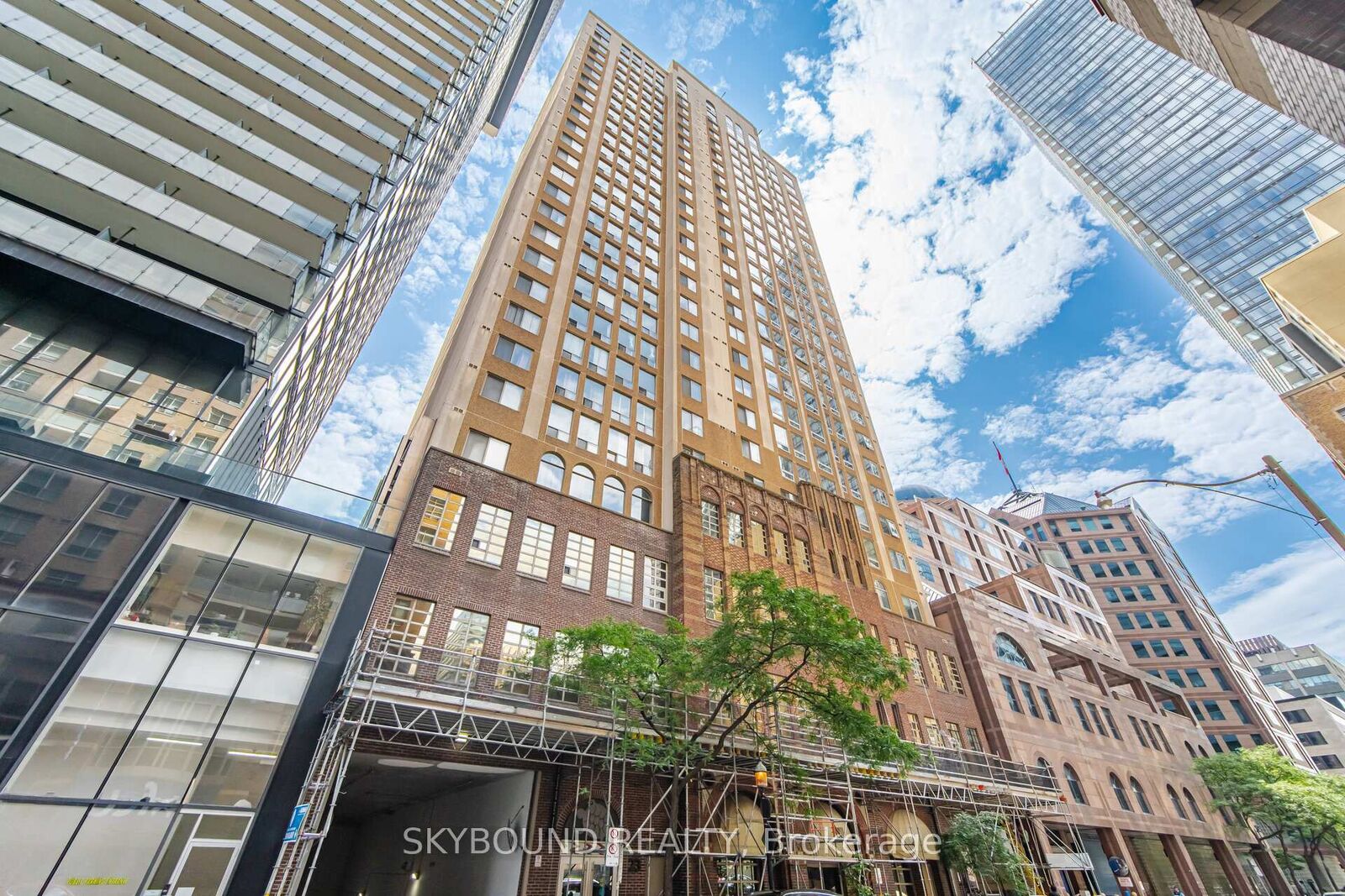 Property Photo: 25 Grenville Street 1605 ON M4Y 2X5