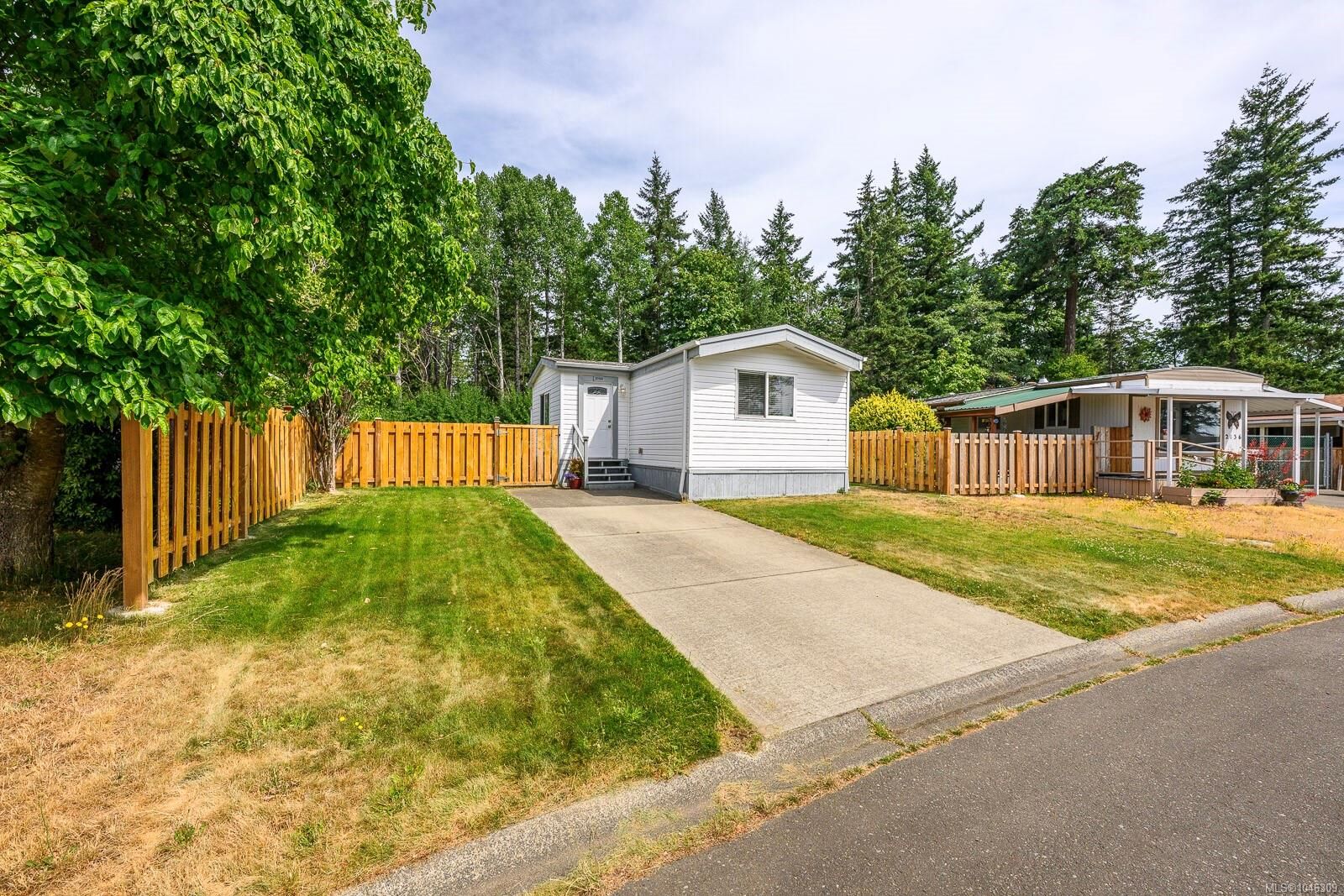 Property Photo: 2140 Stadacona Dr BC V9M 3P7