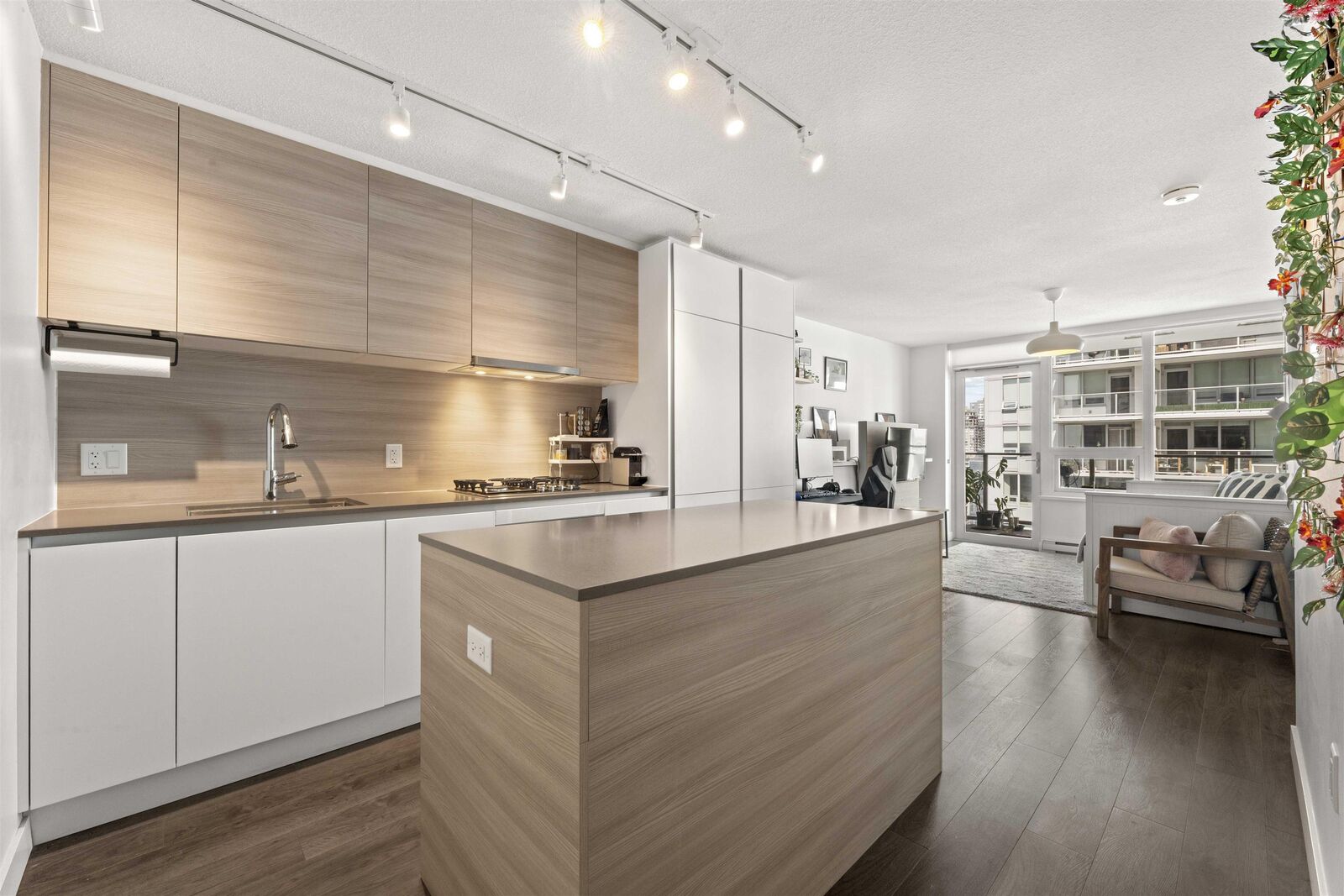 Property Photo:  988 Quayside Drive 1906  BC V3M 0L5 