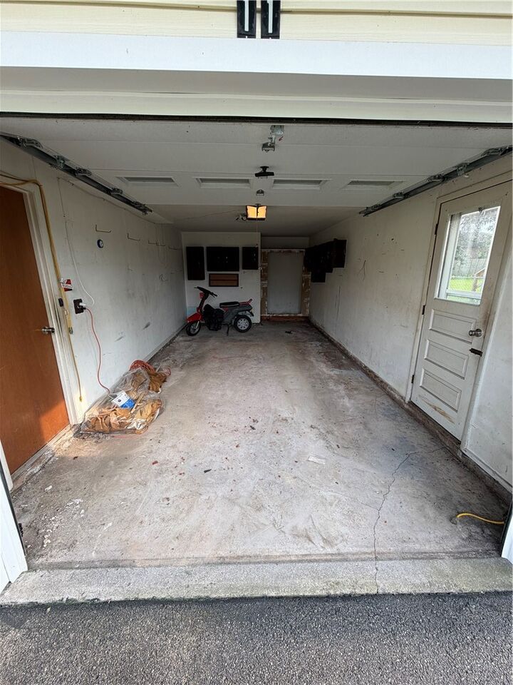 Property Photo: 11 Morningstar Drive NY 14606