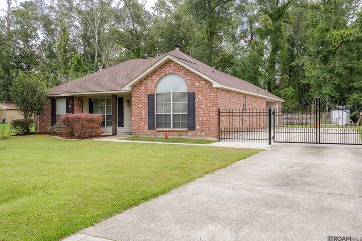 Property Photo: 34824 Gravesbriar Dr LA 70706