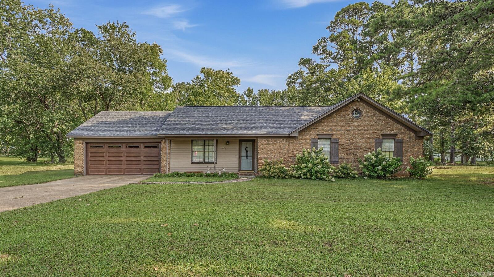 Property Photo: 1720 Ridge Oak AR 72404