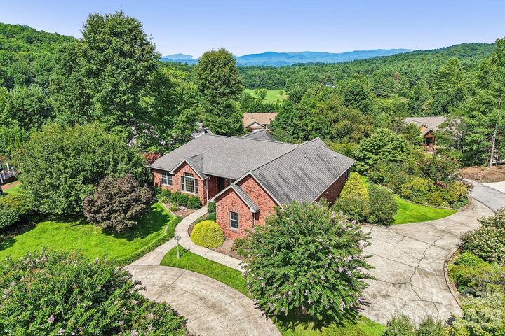 Property Photo:  28 Tudor Crescent Court  NC 28739 