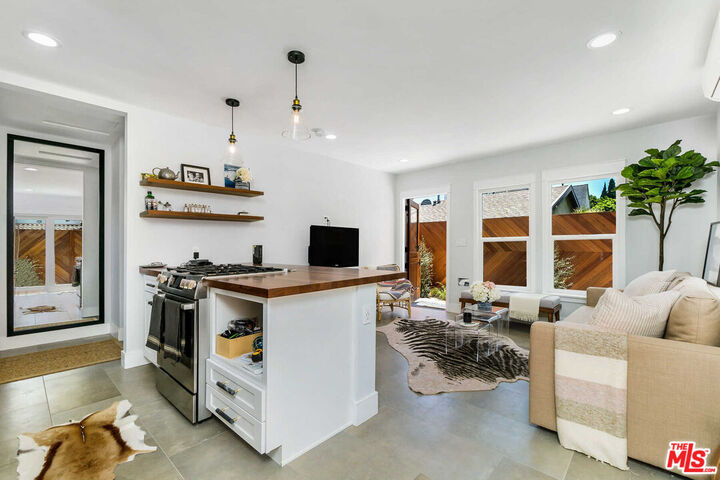 Property Photo: 326 4th Ave, Unit B CA 90291