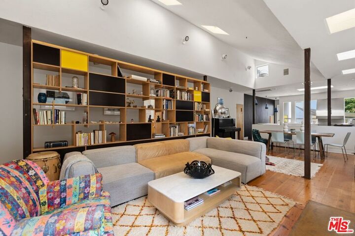 Property Photo:  2320 Walnut Ave  CA 90291 