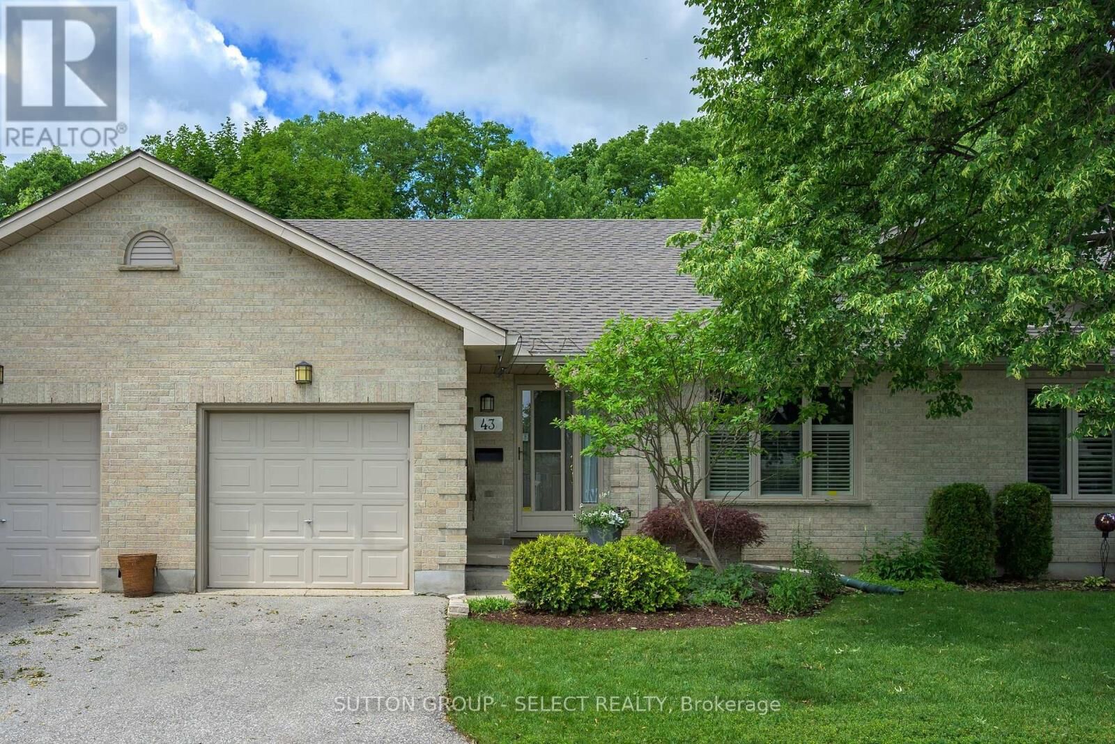 Property Photo:  99 Edgevalley Road 43  ON N5Y 5N1 