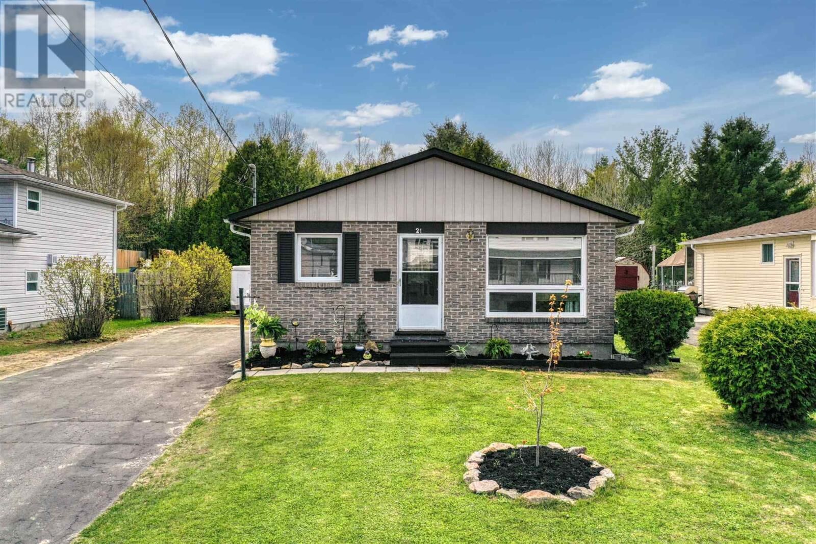Property Photo:  21 Ottawa Ave  ON P5A 2P2 