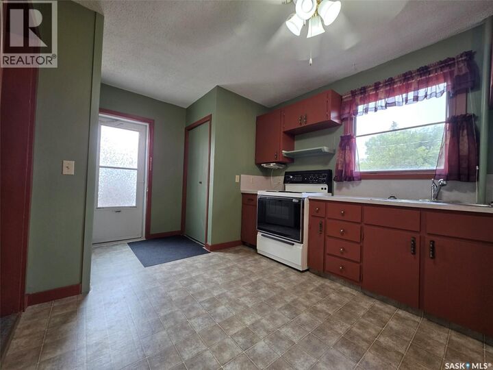 Property Photo:  212 6th Avenue NE  SK S9H 2M2 