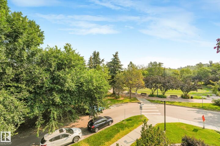 Property Photo: 9811 96A Street NW 302 AB T6A 4A4