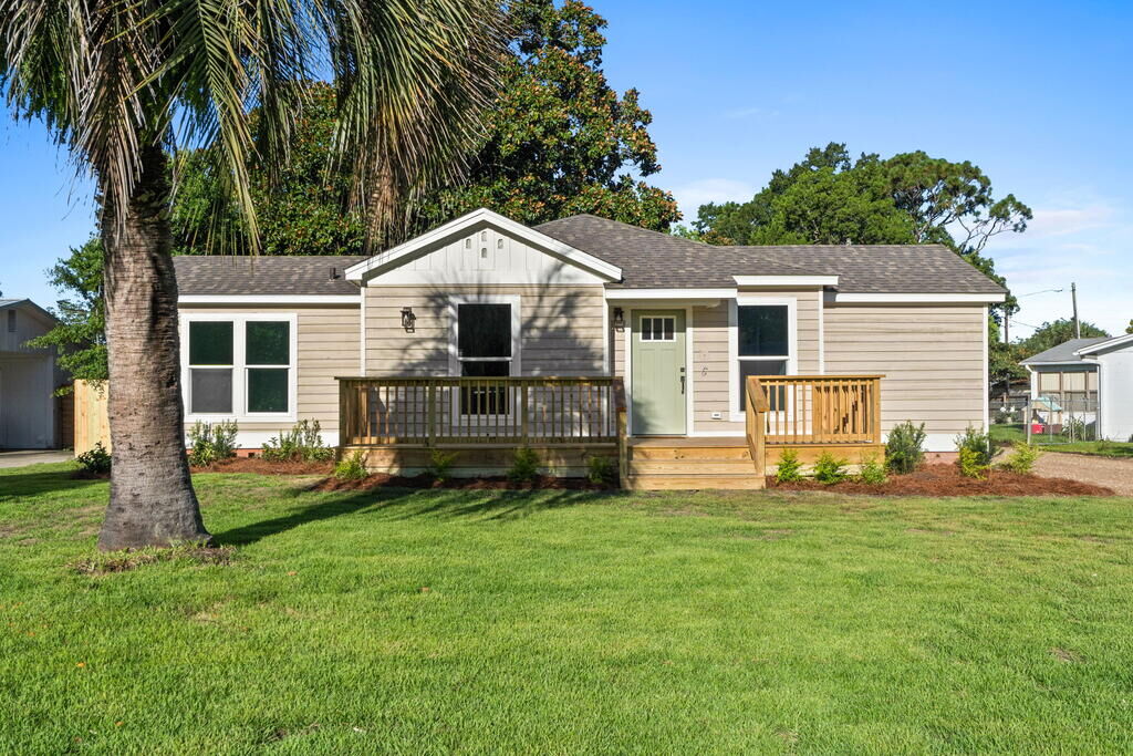 Property Photo:  110 Hunter Cir  FL 32456 