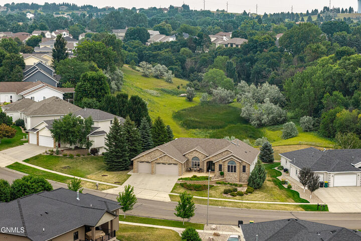 Property Photo:  1901 Valley Drive  ND 58503 