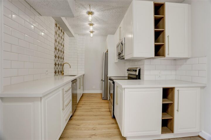 Property Photo: 1400 Hermann Drive 15D TX 77004