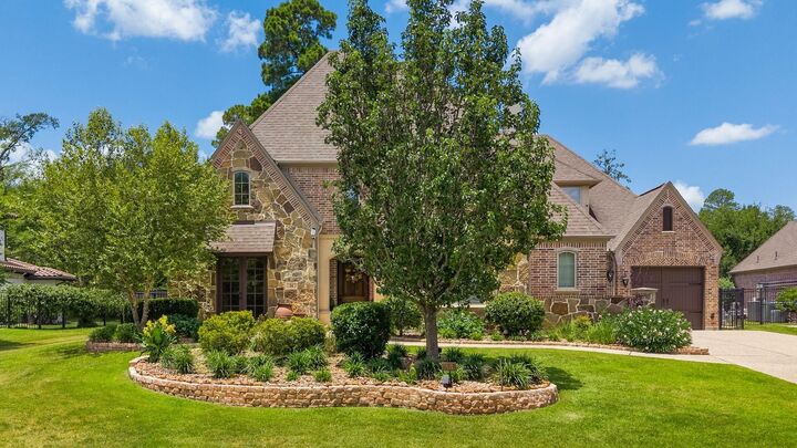 Property Photo:  34 N Player Manor Cir  TX 77382 