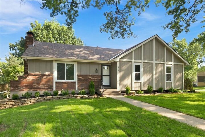 Property Photo:  318 NE Colonial Court  MO 64064 
