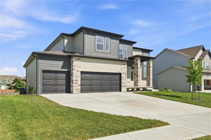 Property Photo: 413 Woodview Drive MO 64083