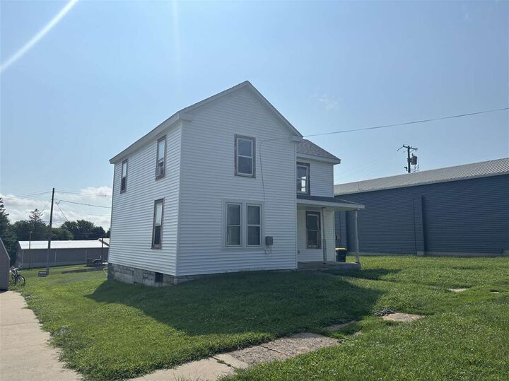 Property Photo:  405 Court Street  IA 52361 