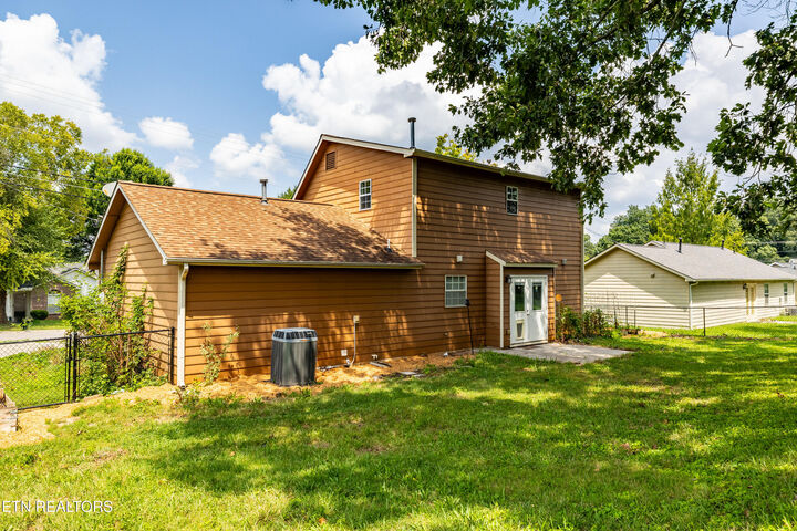 Property Photo: 2403 Crestpark Rd TN 37912