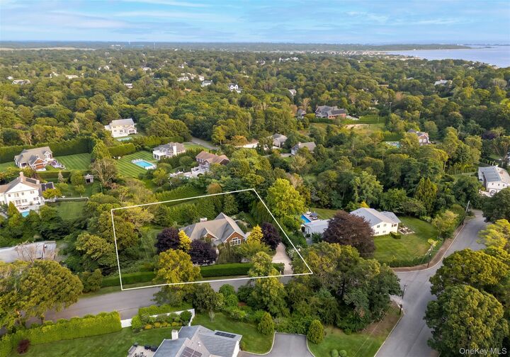 Property Photo:  10 Peconic View Court  NY 11968 